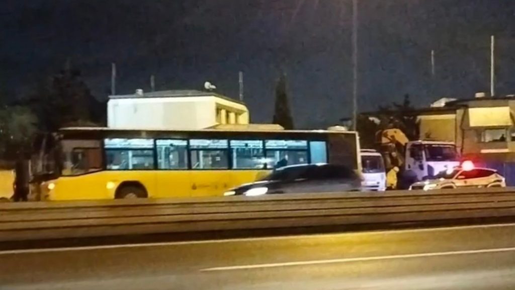 15-temmuz-sehitler-koprusunde-iett-otobusu-ariza-yapti-ovff.jpg