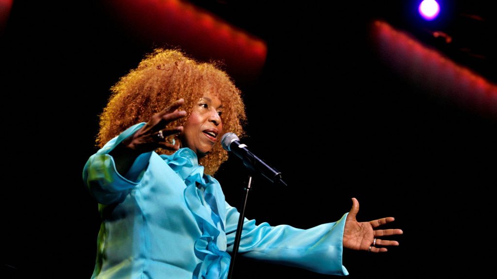 grammy-odullu-sarkici-roberta-flack-yasamini-yitirdi-phtr.jpg