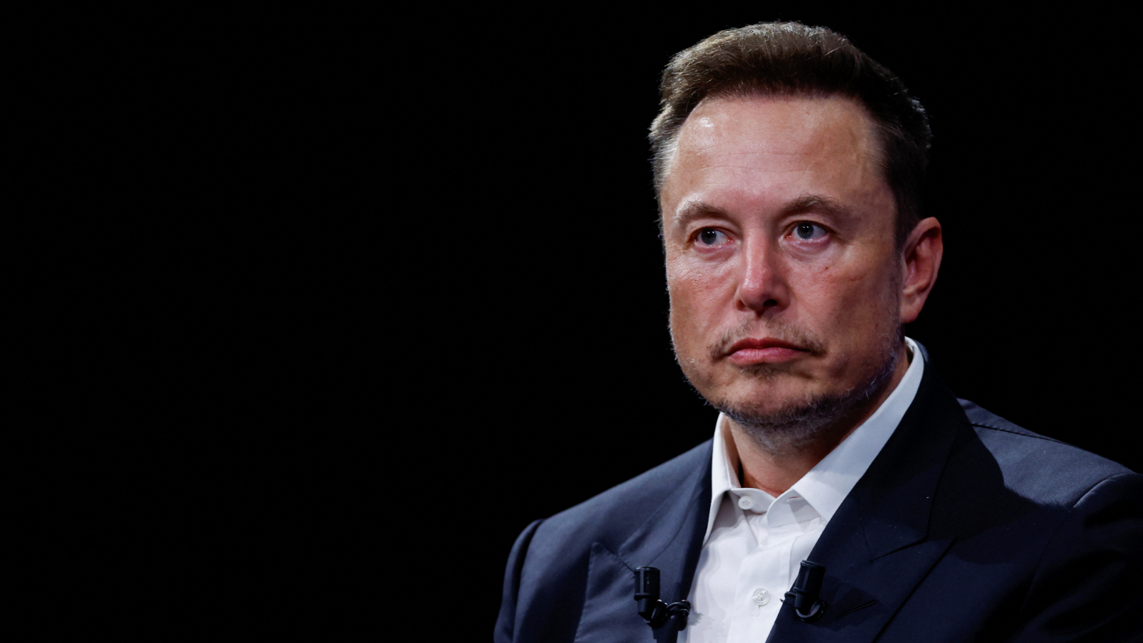 musk-radio-free-europe-ile-voice-of-americanin-kapatilmasini-istedi-5sis.jpg